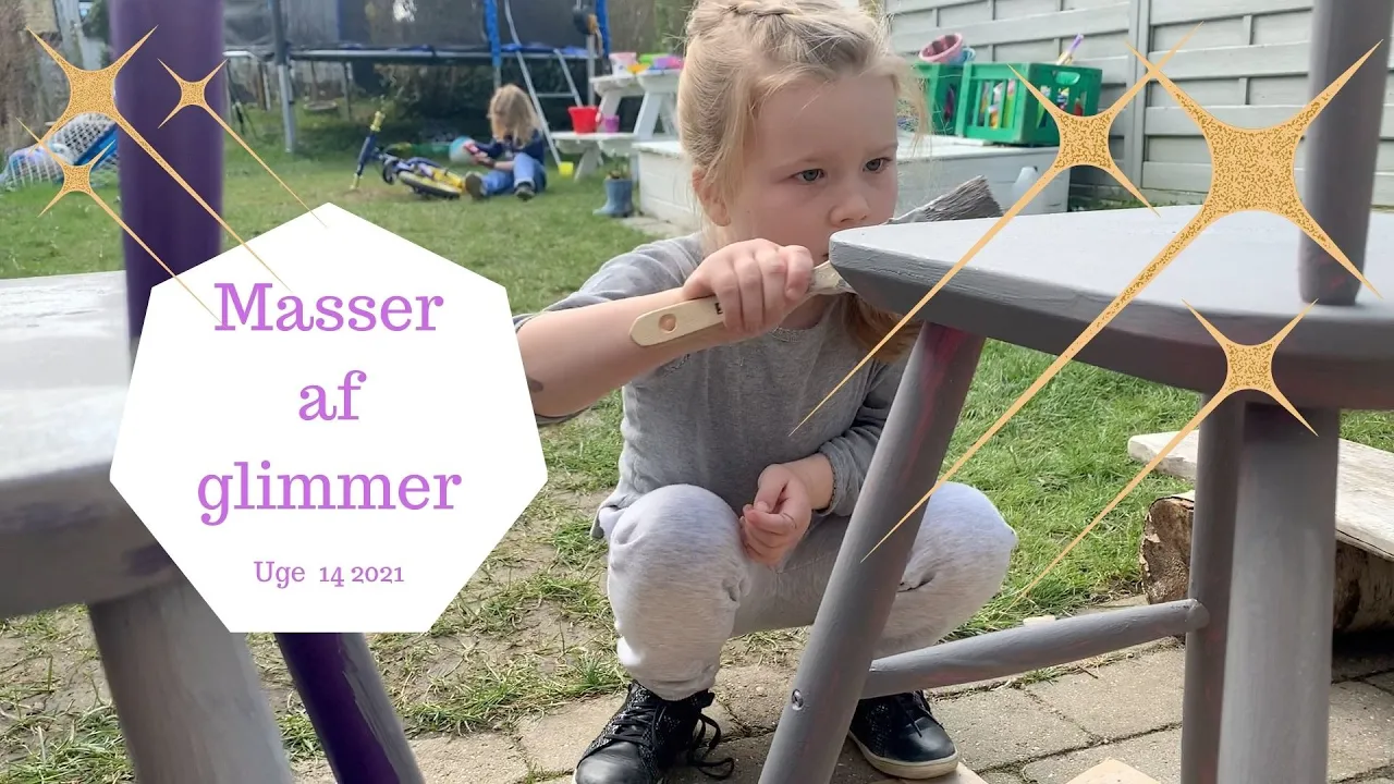 VI PRRØVER AT MALE MED GLIMMER MALING