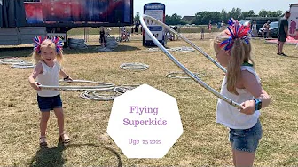 VI ER INDE OG SE FLYING SUPERKIDS