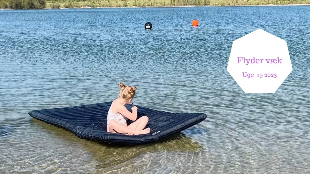 FLYDER VÆK PÅ EN LUFTMADRAS PÅ HIMMELSØEN