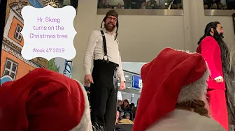 Hr  Skæg Turns on the Chritsmas Tree at Rostorv