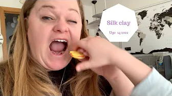 NATTØJ DAG OG PIGERNE LEGER MED SILK CLAY