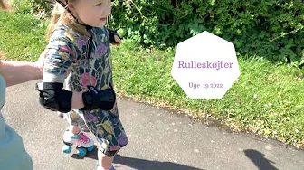 ZOE ØVER AT STÅ PÅ RULLESKØJTER