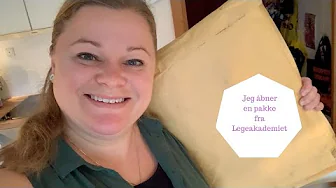 JEG ÅBNER EN PAKKE OP FRA LEGEAKADEMIET