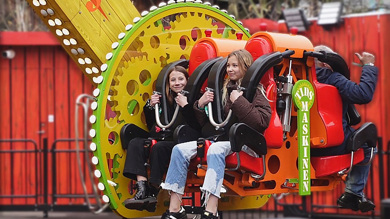 Prøver forlystelser på Bakken!