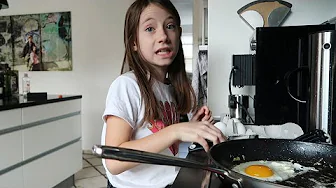 NAJA I ET KØKKEN OG DET GÅR GALT