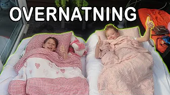 OVERNATTER I UDESTUEN MED FRIGGE