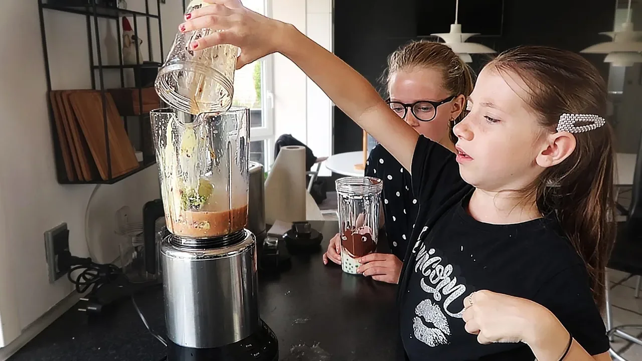 DRIKKER SMOOTHIE MED LEVERPOSTEJ I