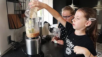 DRIKKER SMOOTHIE MED LEVERPOSTEJ I