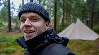 Overnatter i skoven i februar