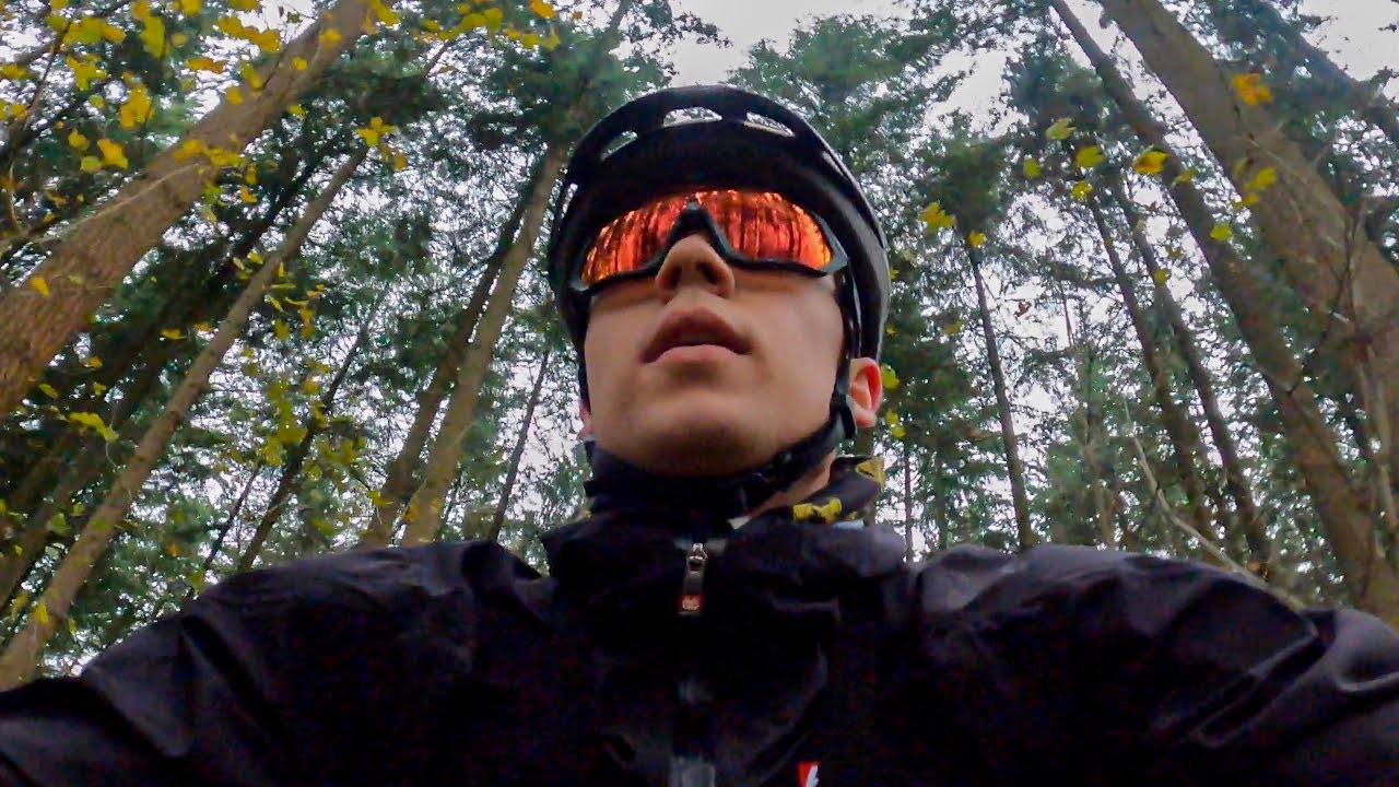 STYRTER PÅ MOUNTAINBIKE