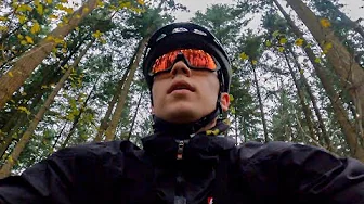 STYRTER PÅ MOUNTAINBIKE