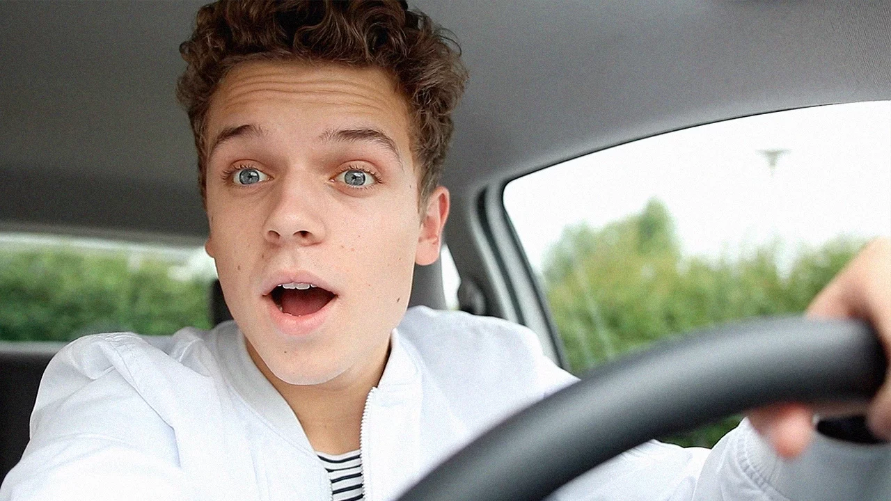 RASMUS BROHAVE KØRER BIL