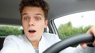 RASMUS BROHAVE KØRER BIL