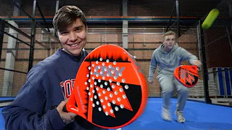 SPILLER PADELTENNIS MED JOHAN