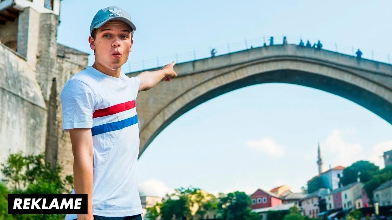 MAND HOPPER UD FRA BRO