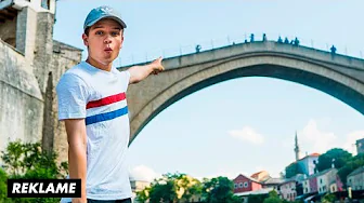 MAND HOPPER UD FRA BRO