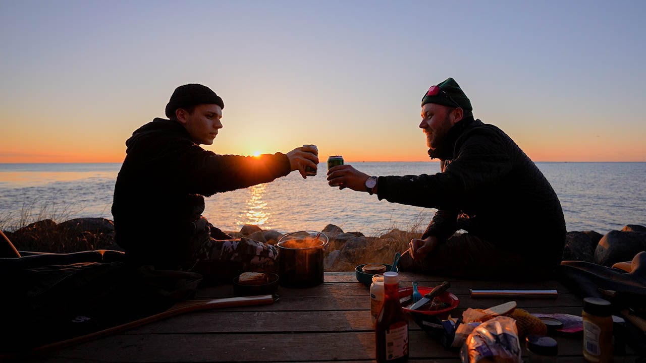 OVERNATTER I SHELTER VED VANDET