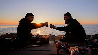 OVERNATTER I SHELTER VED VANDET