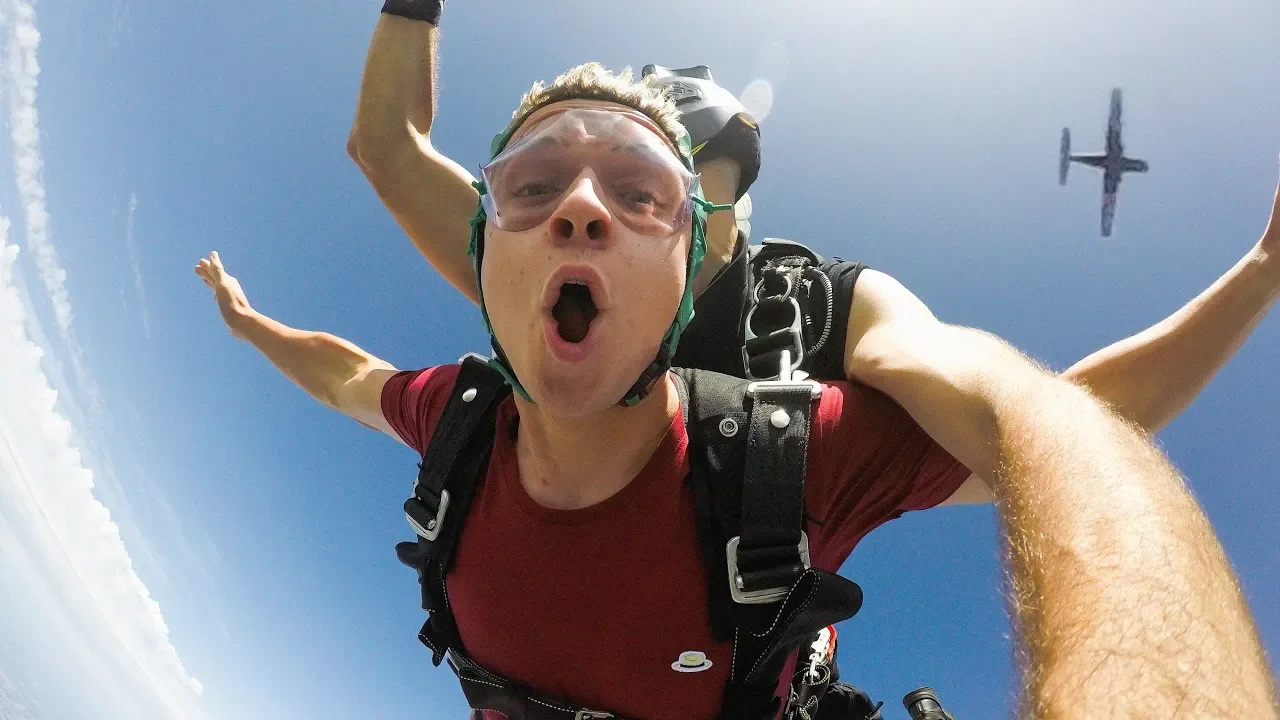 SPRINGER MED FALDSKÆRM FRA 4 KILOMETERS HØJDE