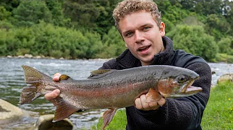 NAKKER OG ÆDER EN FISK