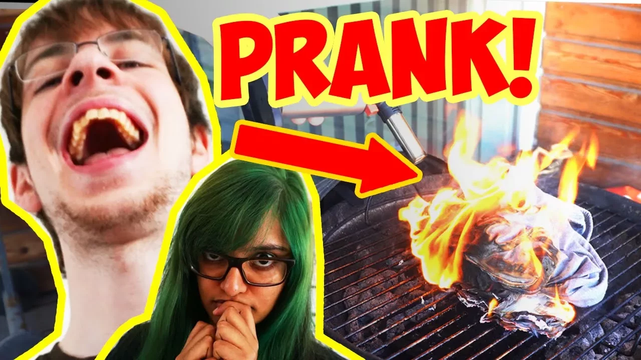 BRÆNDER SAMRITAS TØJ | PRANK