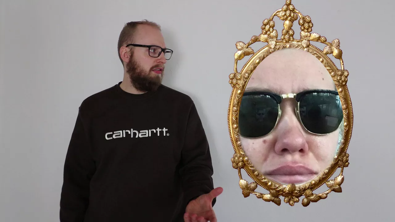 Lille Spejl På Væggen Der