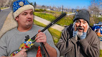 Overrasker hjemløs fan, med en Jelly Blaster.